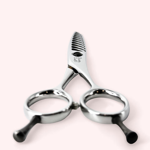 Aura 6010 6" Japanese handmade hair shear – end-on view of finger rings