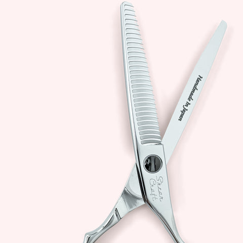 Aura 6030 Japanese handmade hair shear – close-up of open blades