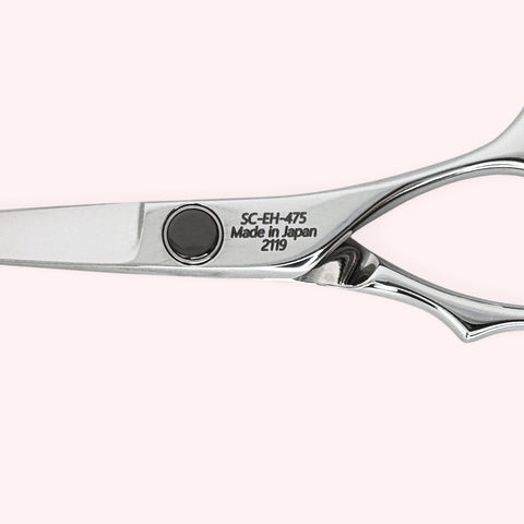 The Foundry 4.5 Japanese handmade hair shear – close-up of model engraving