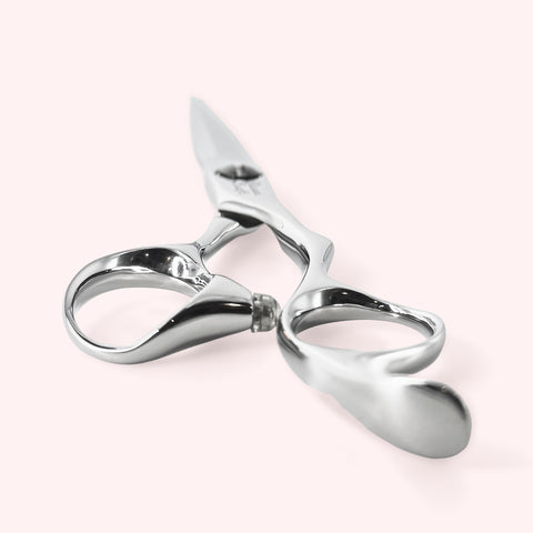 Genesis 6.25" Japanese handmade hair shear – end-on view of finger rings