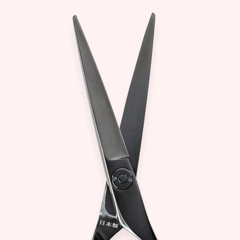 Kuro 5.5 Japanese handmade hair shear – close-up of open blades and pivot