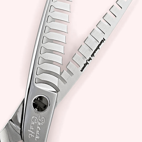 Lacerta SC-6013 Japanese handmade hair shear – close-up of blending teeth