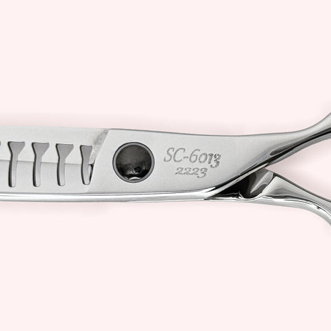 Lacerta SC-6013 Japanese handmade hair shear – close-up of engraving