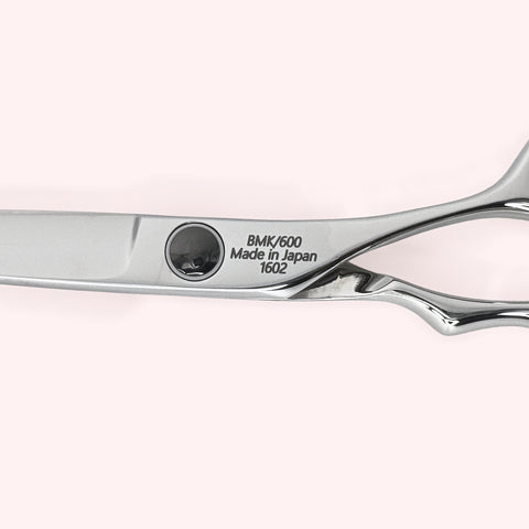 Luna 6.0 Japanese handmade hair shear – close-up of back engraving and handles