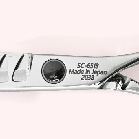 Lyra 6.5" Japanese handmade hair shear – close-up of back engraving