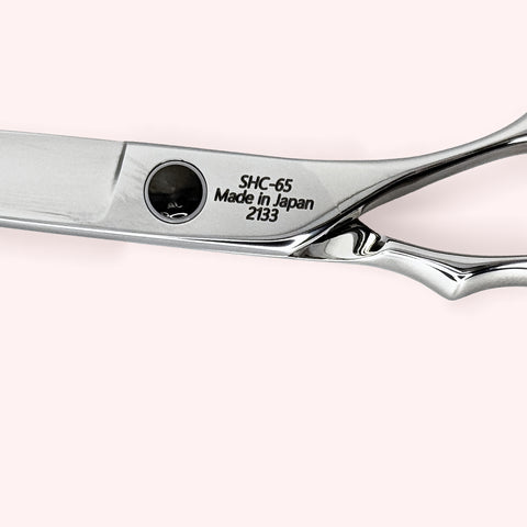 Stella 6.5 Japanese handmade hair shear – close up back engraving